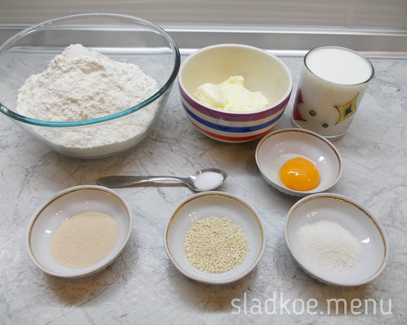 яйца сахар молоко раст масло дрожжи мука соль (120) фото