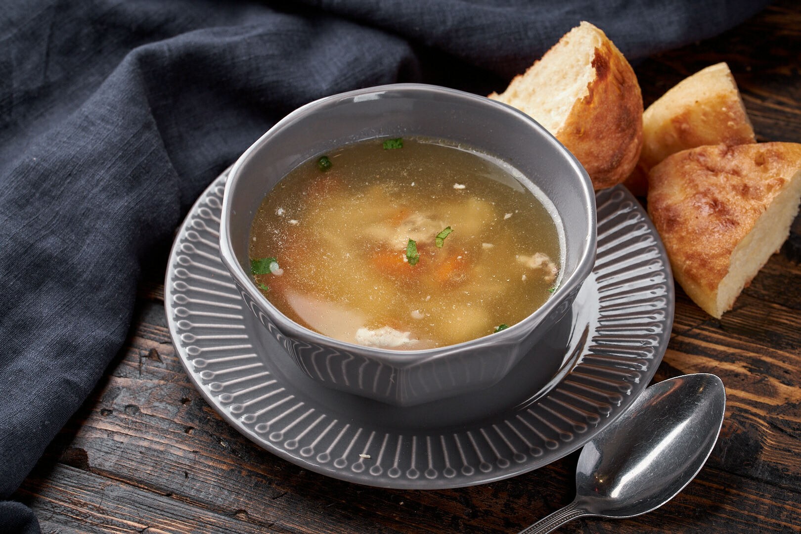 Бульон для супа из курицы. Суп бульон. Куриный бульон. Куриный суп. Суп картофельный с клецками.
