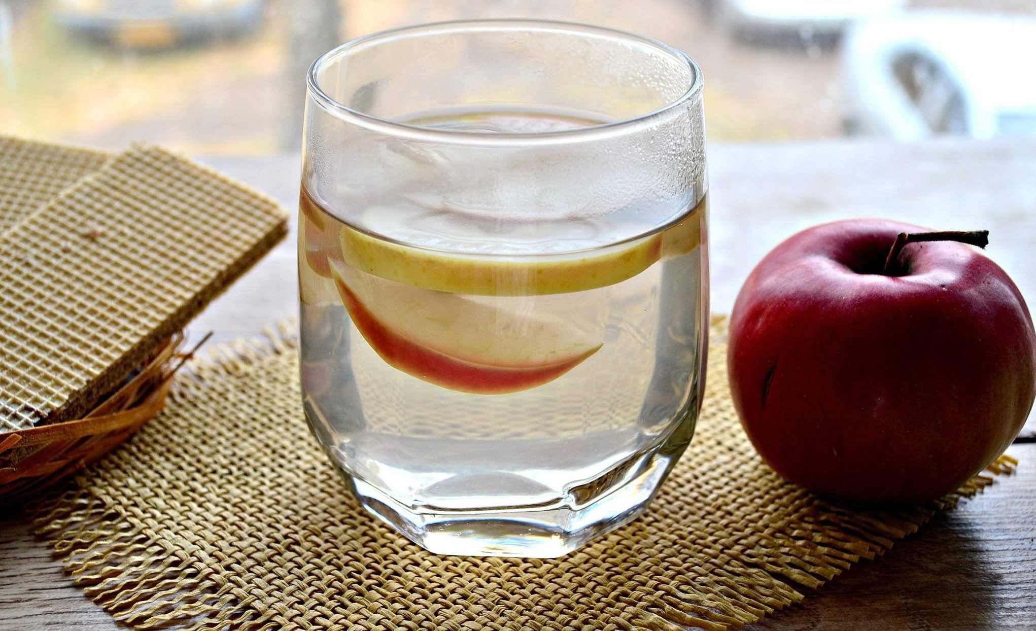 Рецепт воды с яблоками. Яблочный компот. Компот с яблоками. Компот напиток яблочный. Компот из свежих ябло.