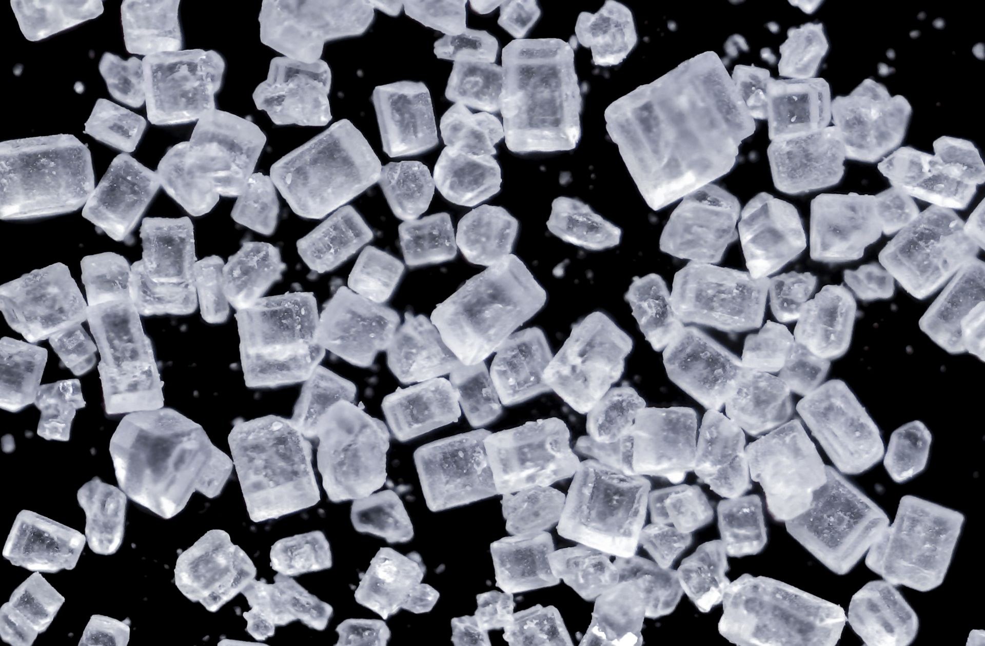 1934 год дымчатый монокристал. Кристаллы соли и сахара под микроскопом. Кристаллы поваренной соли под микроскопом. Кристаллы сахара под микроскопом. Кристаллик поваренной соли под микроскопом.