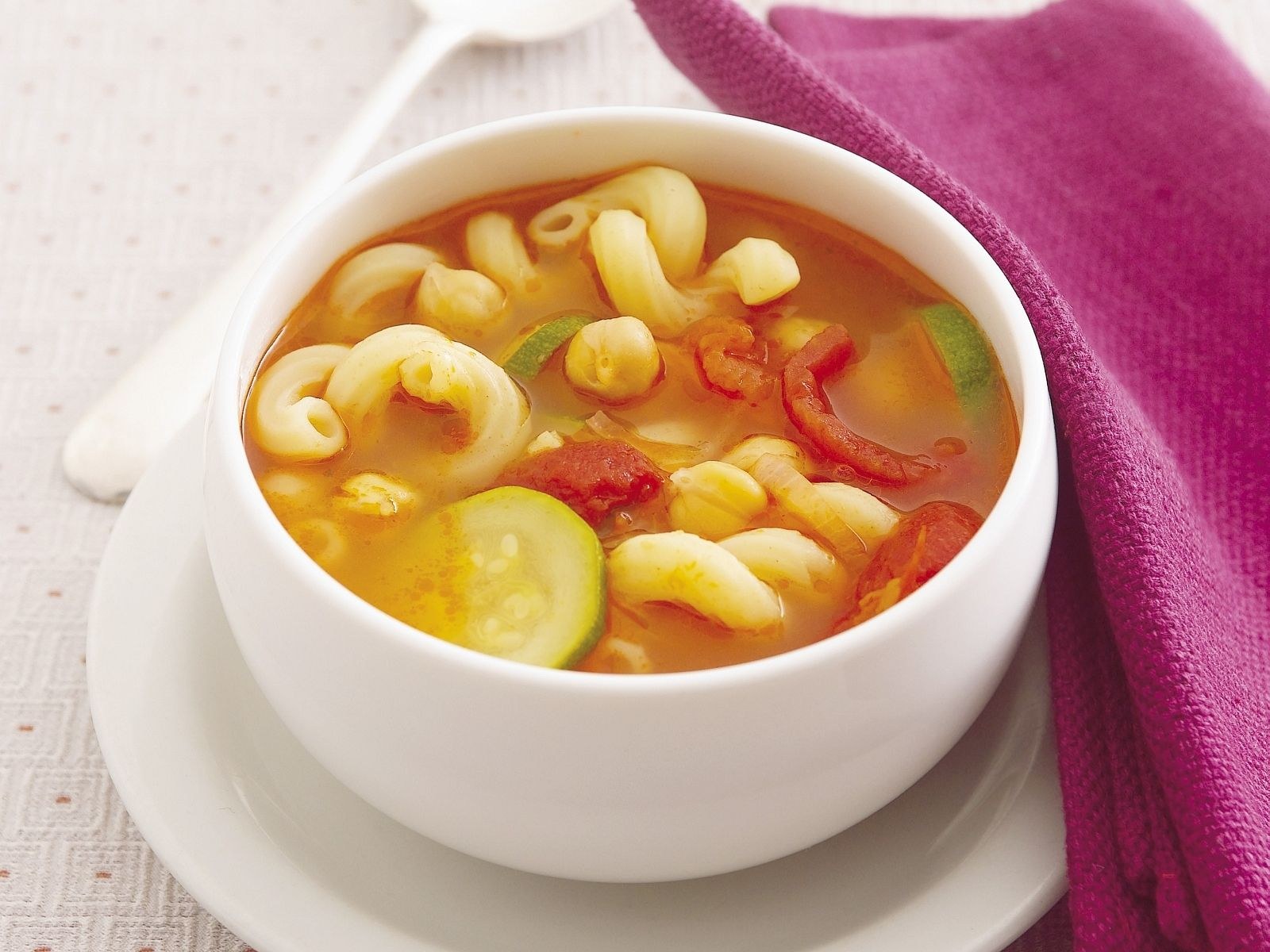 Суп с спагетти. Макароновый суп. Суп с макаронами. Суп с макаронными изделиями. Суп картофельный с макаронными изделиями.
