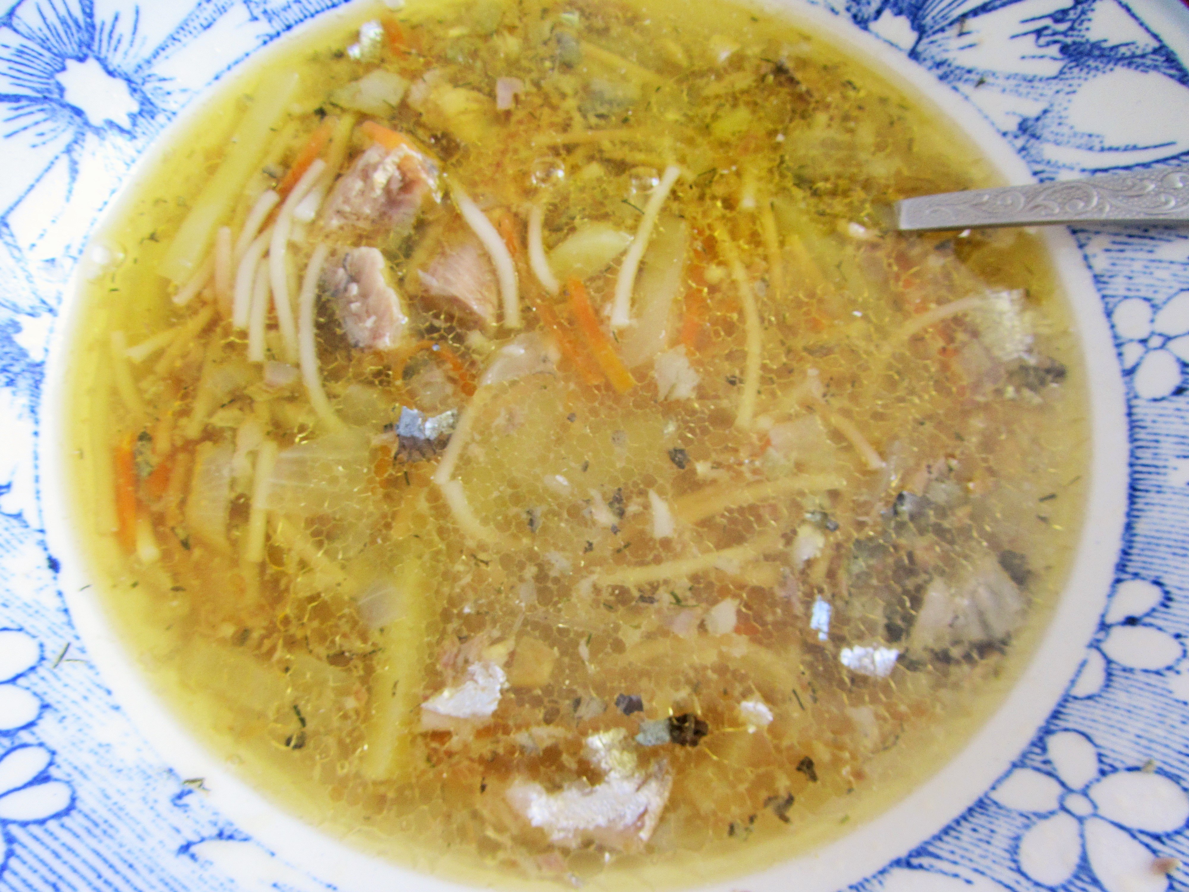 Из какой консервы варят рыбный суп. Суп из рыбных консервов с вермишелью. Рыбный суп с вермишелью. Суп из сайры консервированной. Вермишелевый суп с рыбой.