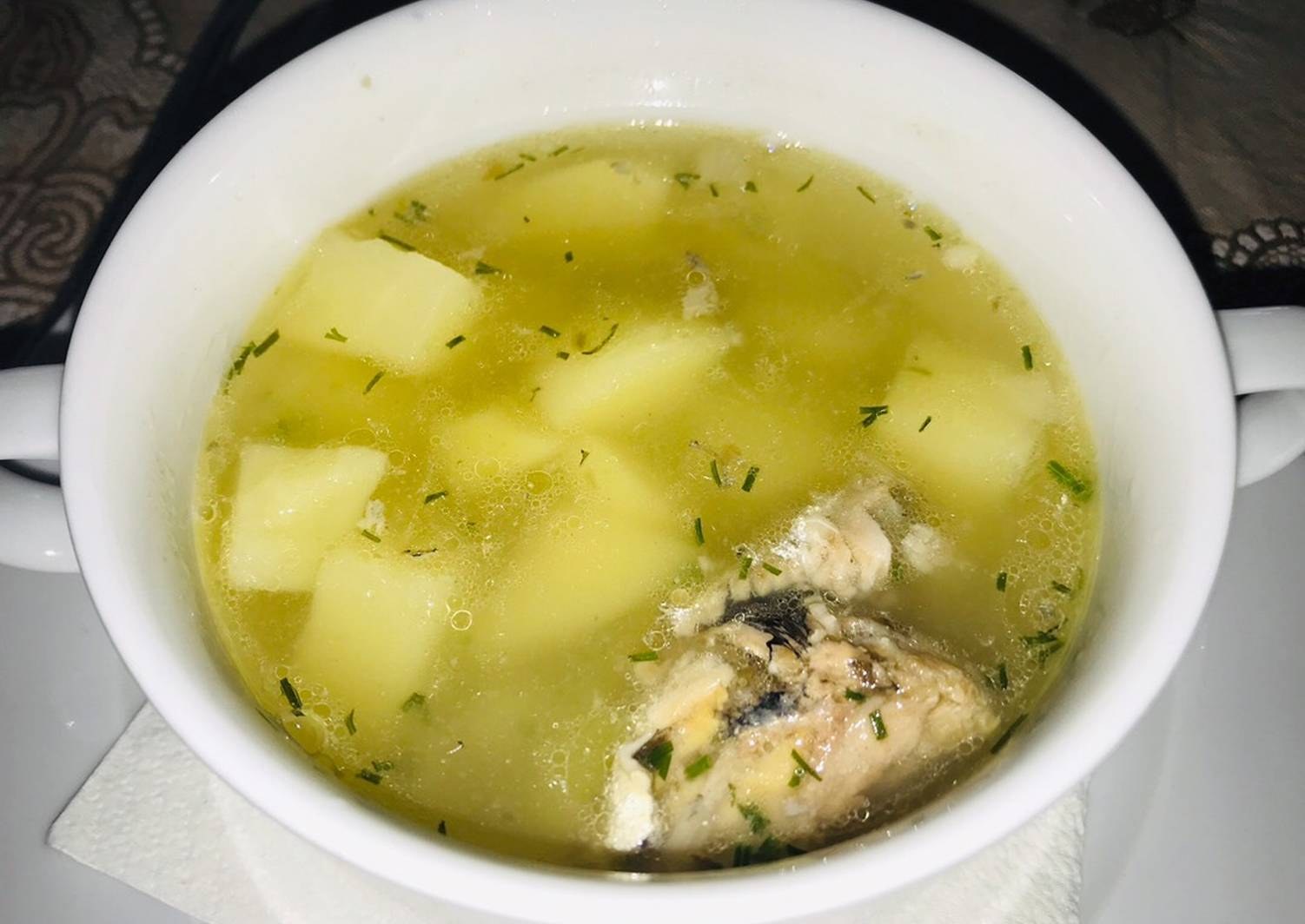 Рыбный суп из консервов фото рецепт. Суп с рыбными консервами. Суп картофельный с рыбой. Уха из консервы. Суп с консервированной рыбой.