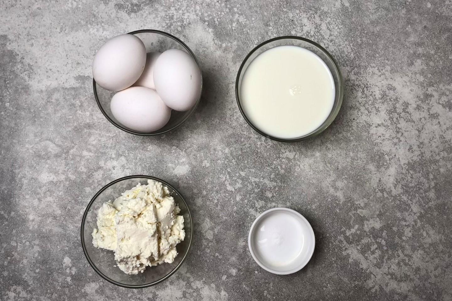 Творог с яйцом. Молоко и яйца. Ингредиенты для сырников. Молоко творог яйца. Творог яйца без муки