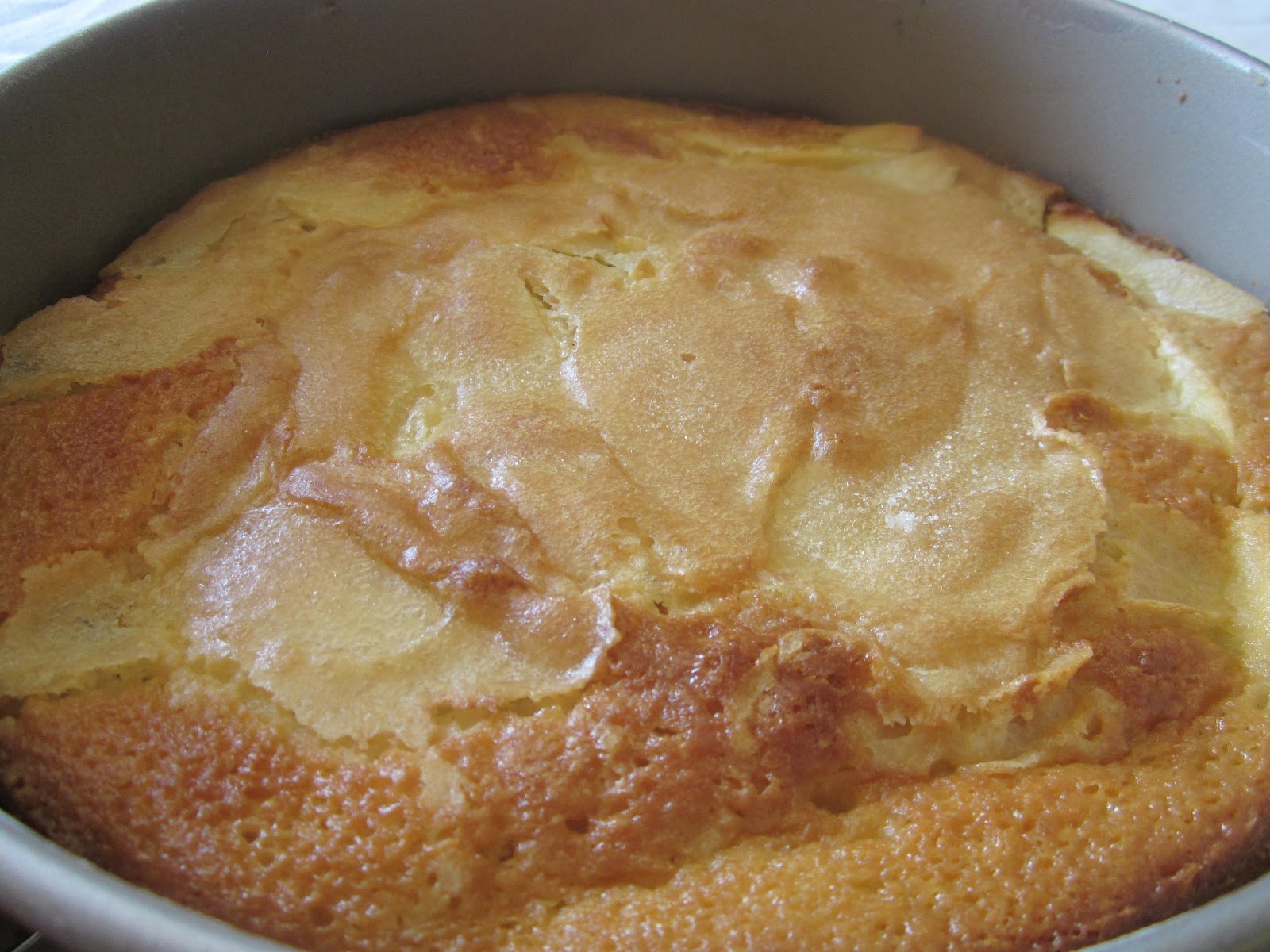 Тесто после духовки. Яблочный пирог со сметанной заливкой. Сметана с сахаром пирог. Яблочный пирог залитый сметаной. Пирожки смазанные сметаной.