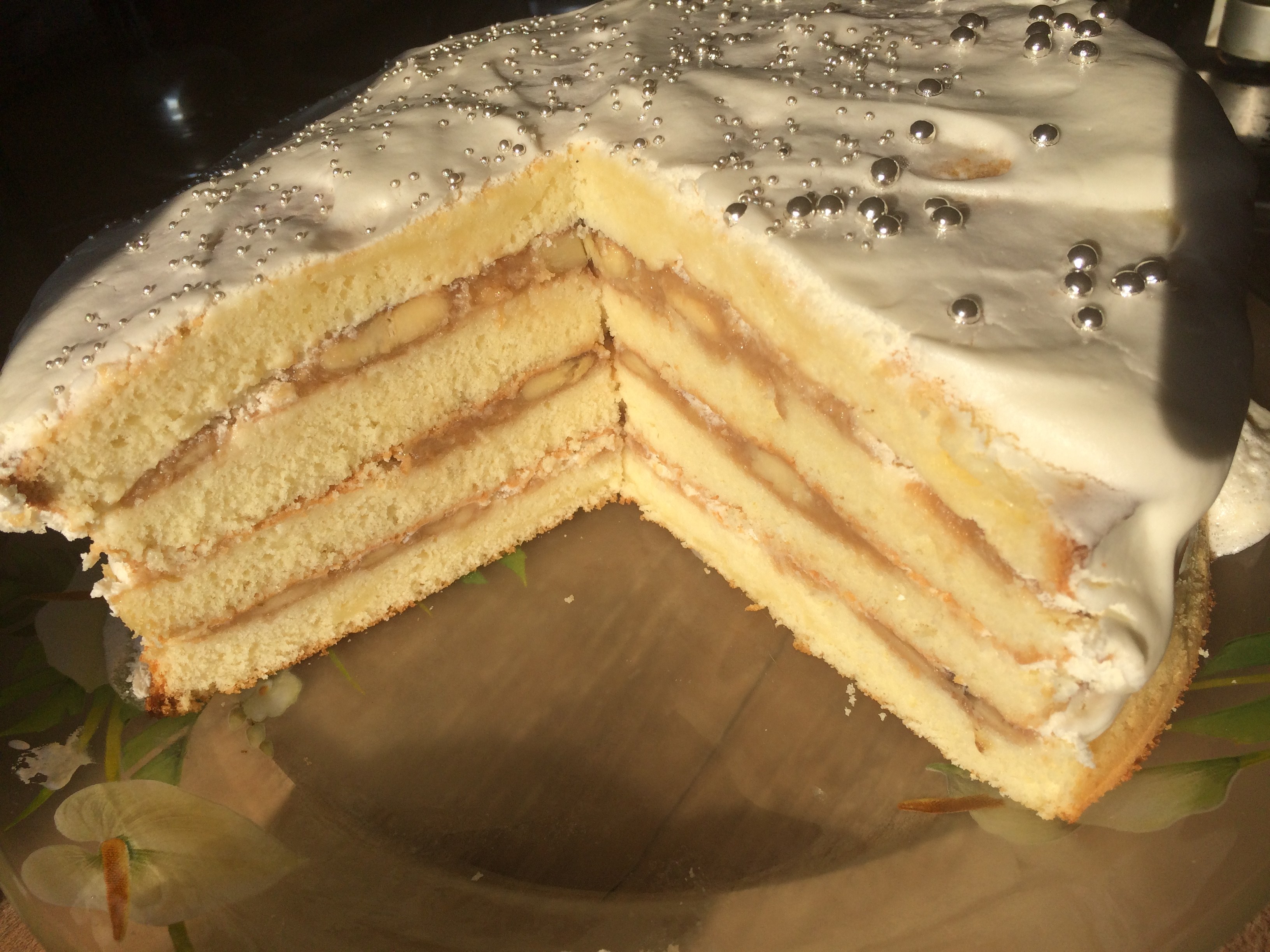 Начинка для торта из коржей. Крем для бисквитного торта со сгущенкой. Торт со сгущенкой в разрезе. Королевский бисквит. Бисквитный торт со сметанным кремом.