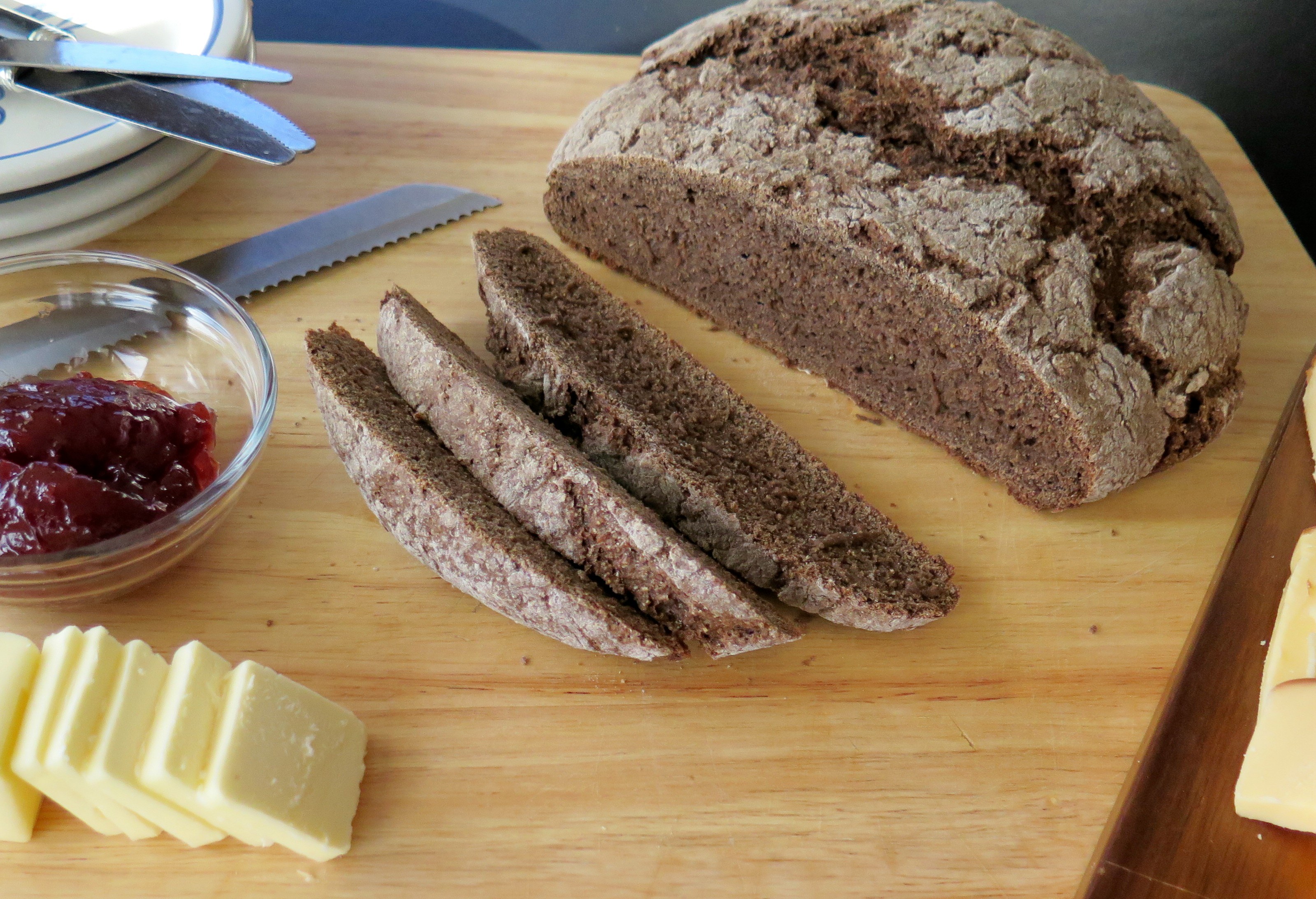 Черный хлеб простой рецепт. Черный хлеб. Черный ржаной хлеб. Хлеб ржаной диетический. Хлеб черный диетический.