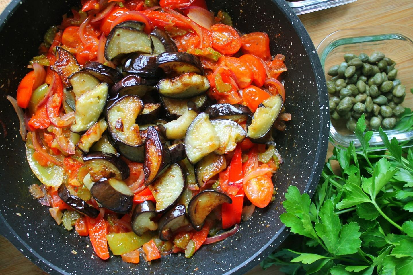 Баклажаны на сковороде с овощами вкусно