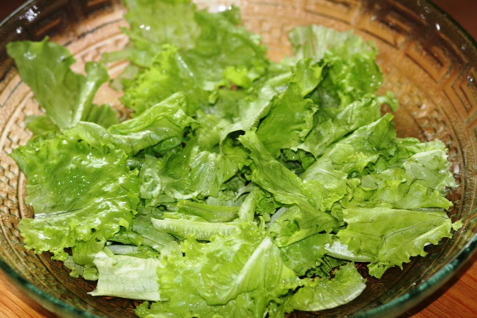 Можно ли кормящим салаты. Салат листовой хрустящий. Хрустящий зеленый салат. Хрустящий салат зелень. Хрустящие листья салата.