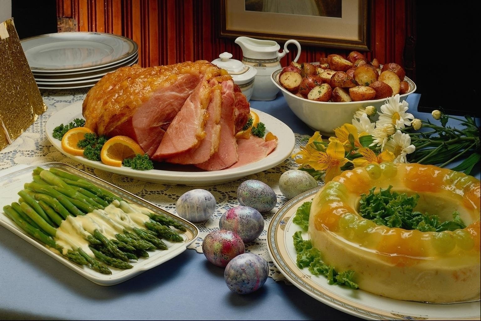 Что приготовить на пасху на стол. Шикарный праздничный стол. Праздничные блюда. Роскошный стол с едой. Сервировка стола с едой.