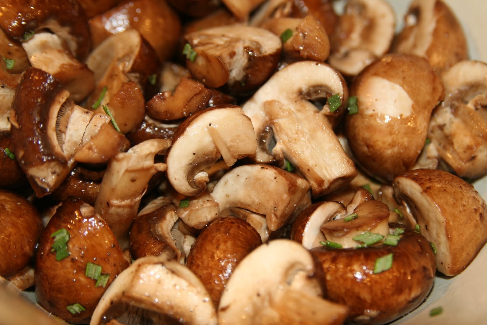 Шампиньоны с укропом. Жареные грибы. Блюда с грибами. Приготовление грибов. Грибы для готовки.
