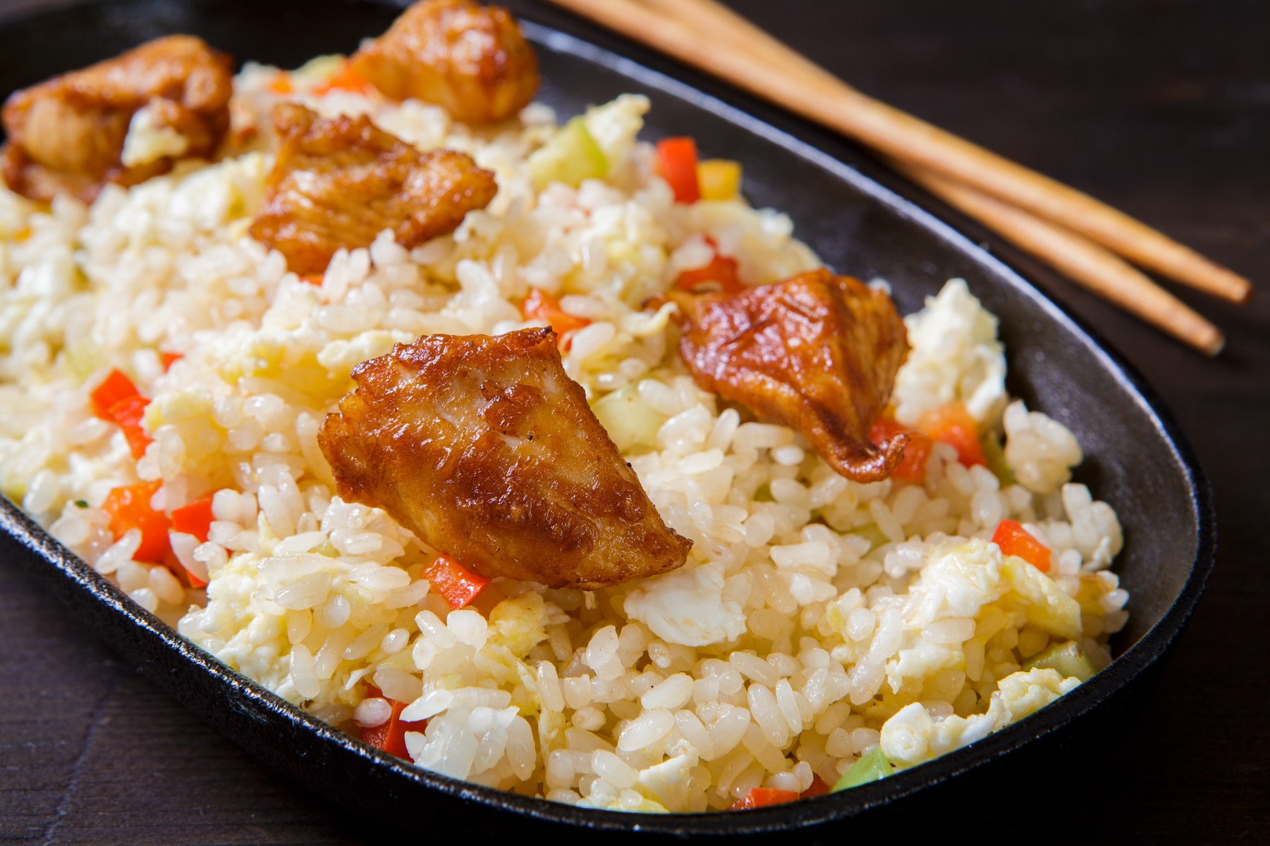 Приготовление риса с курицей. Рис с курицей. Жареный рис с курицей. Рис с куриным филе. Курочка с рисом.