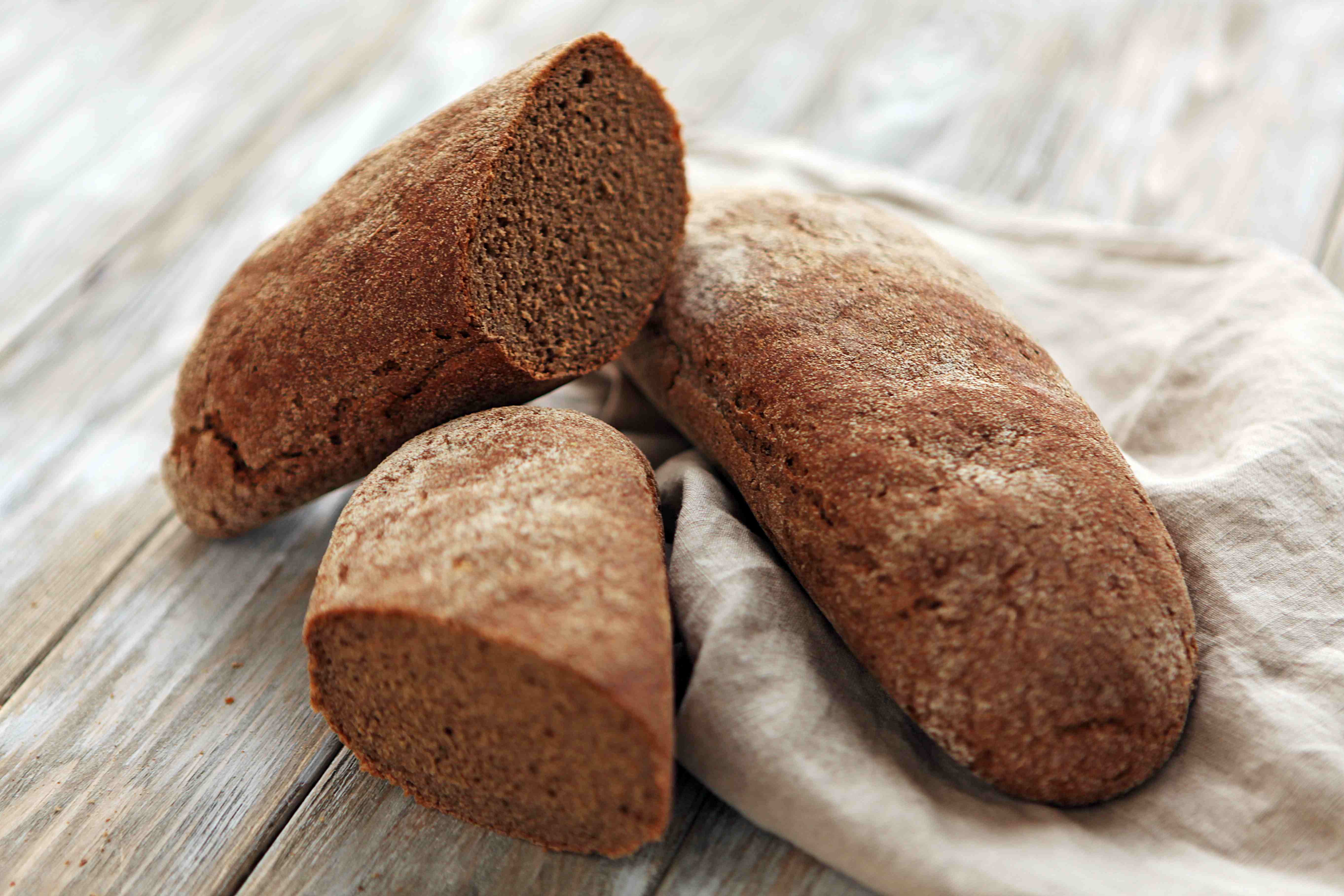 Хмелевой хлеб рецепт. Хлебобулочные изделия на хмелевой закваске. Хлеб хмелевой бездрожжевой. Хлеб ржаной на хмелевой закваске. Хлеб на хмелевой закваске.