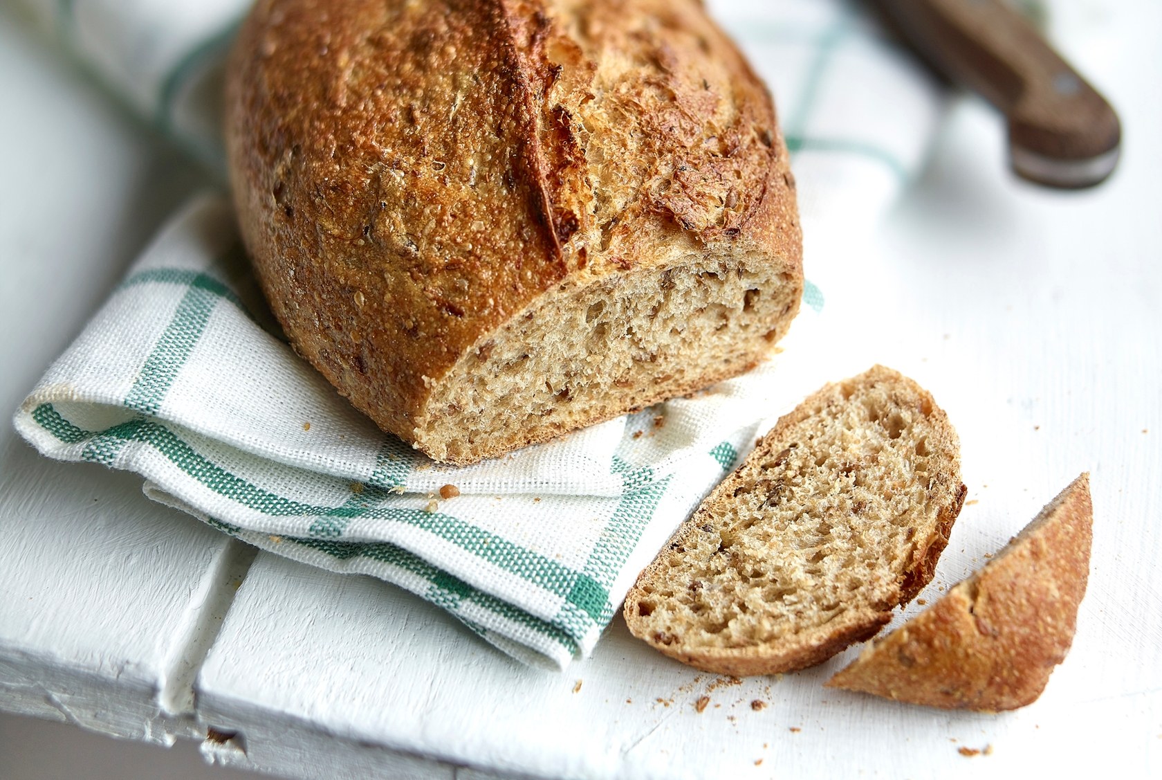 Простой рецепт цельнозернового хлеба. Софтгрейн пророщенное зерно. Хлеб из пророщенной пшеницы. Хлеб с зернами. Хлеб пшеничный зерновой.