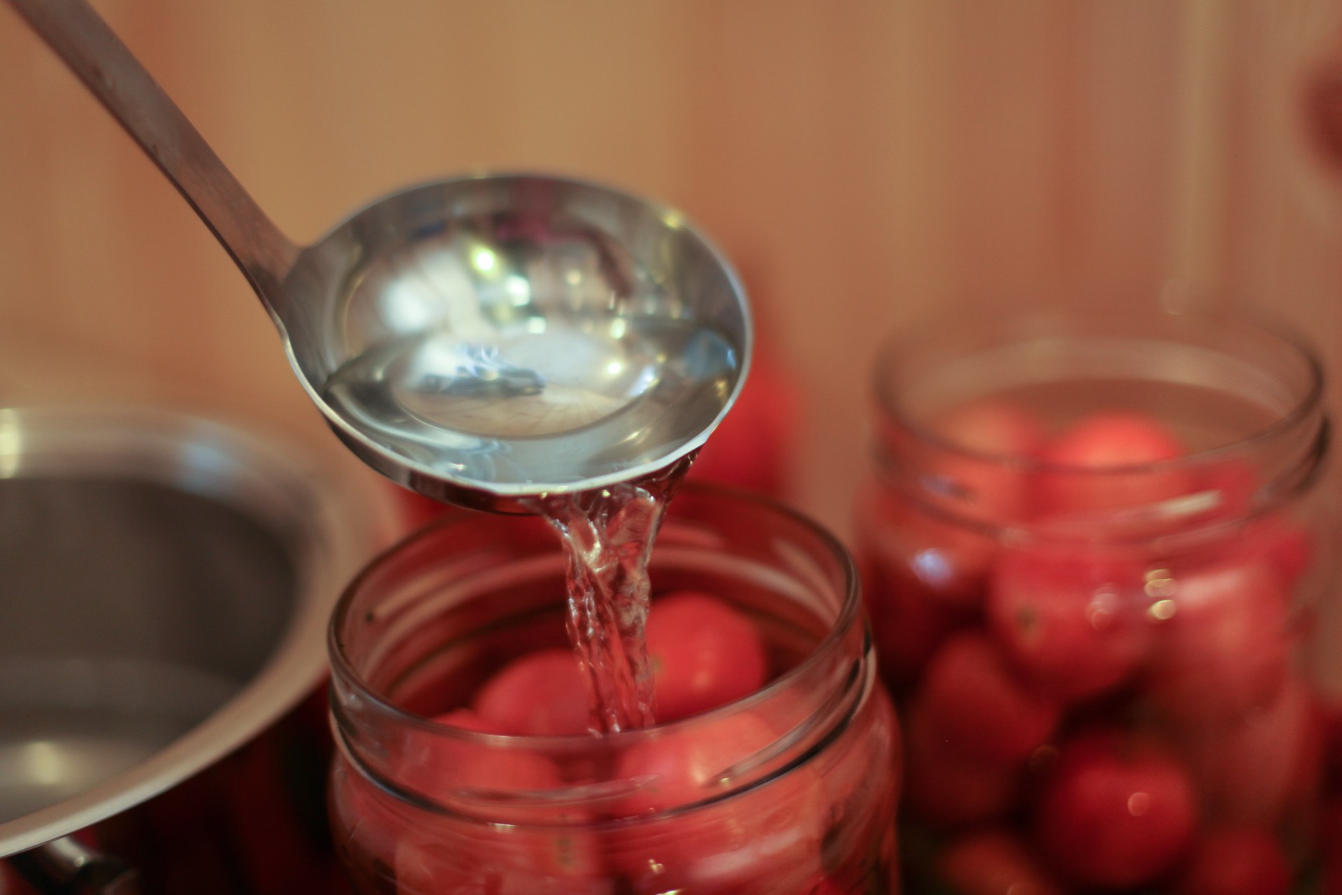 Рецепт маринованных помидоров сладких с уксусом. Томаты в рассоле. Для помидор рассол на литр воды. Рассол для помидор соль. Рассол для помидор на зиму.