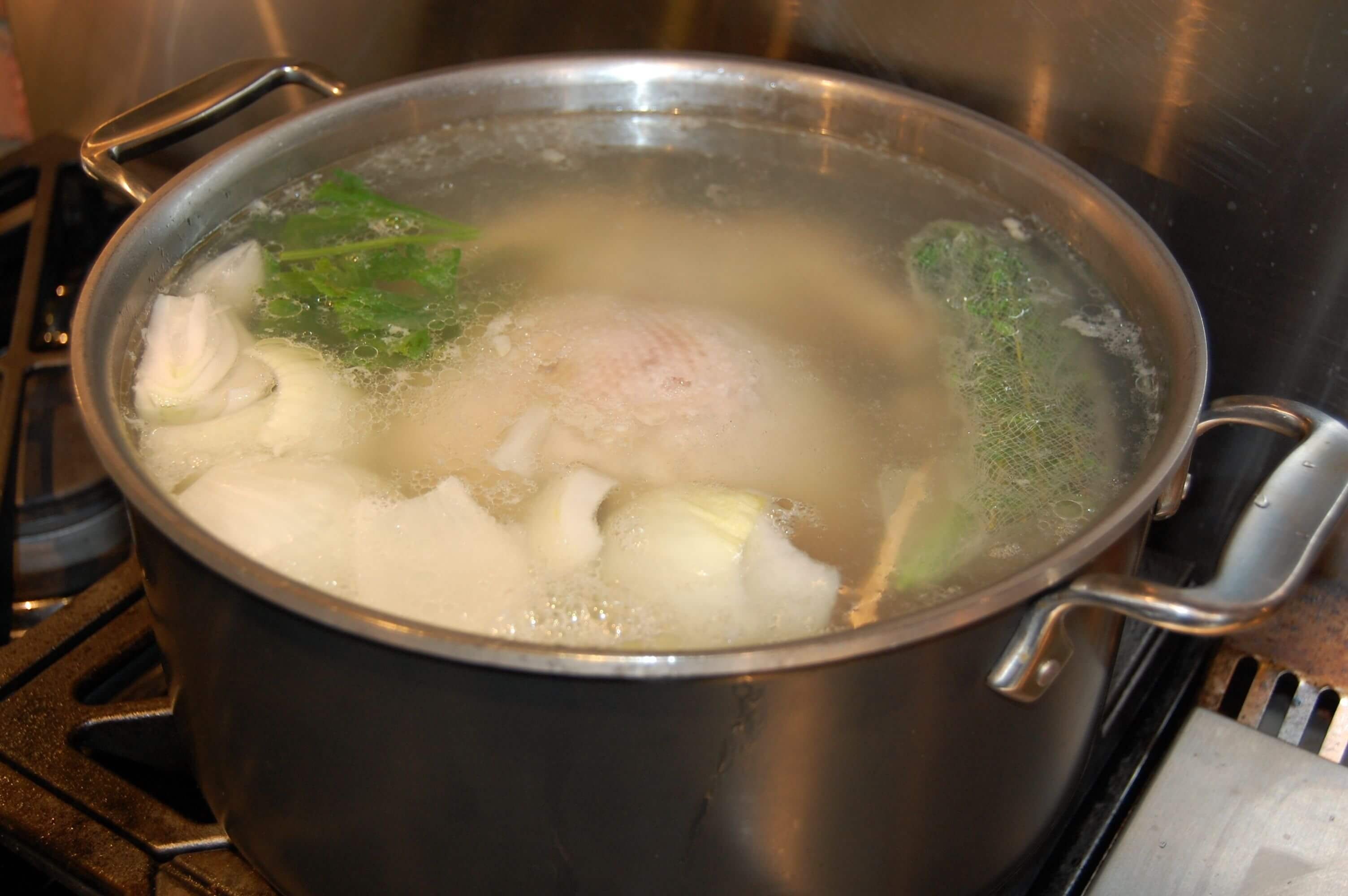 Заморозка бульона. Суп в кастрюле. Бульон в кастрюле. Курица варится.