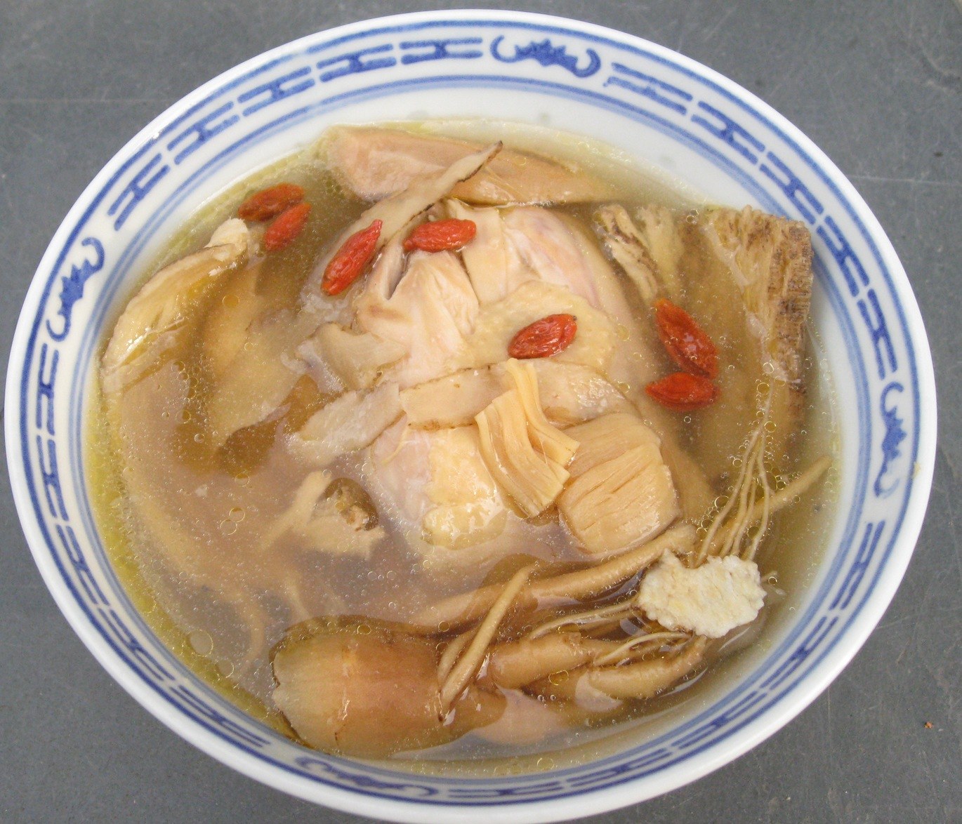 Суп из куриной голени. Корейский суп с курицей. Китайский бульон. Китайский куриный суп. Китайский суп с курицей.