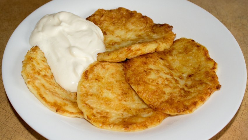 Кабачковые оладьи со сметаной