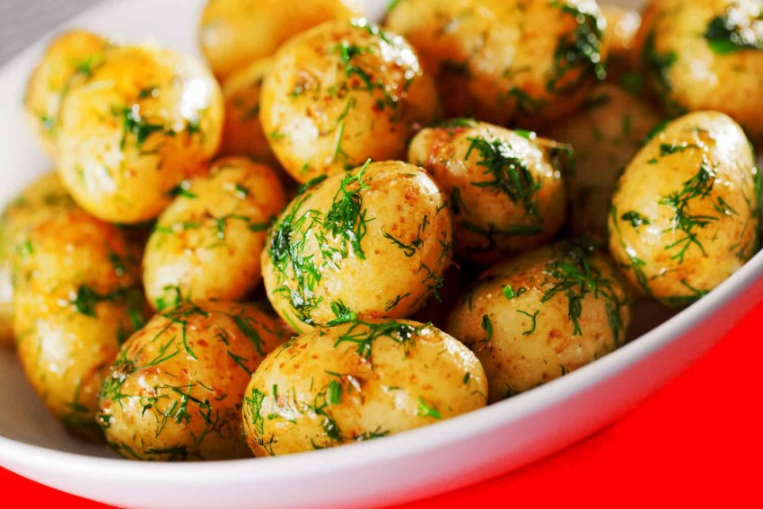 Грудка с картошкой и помидорами