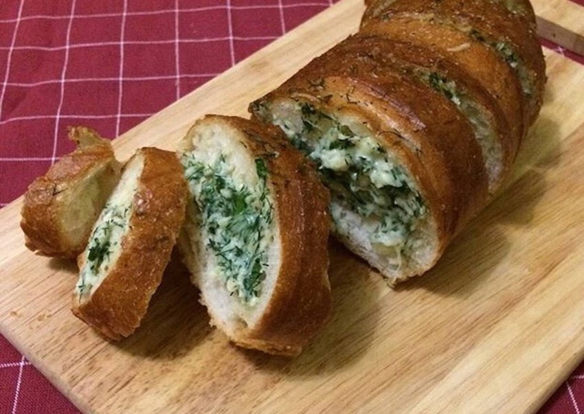 Батон с чесноком и зеленью
