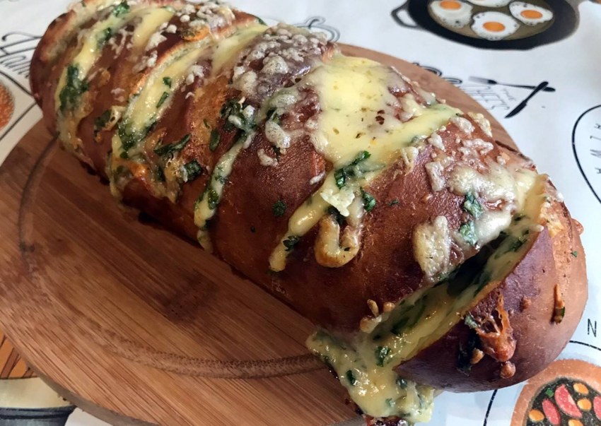 Батон с сыром и чесноком в духовке