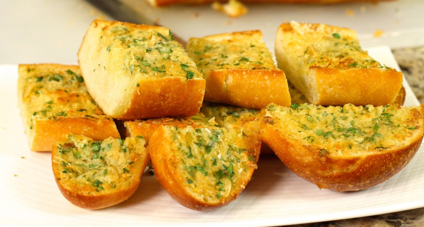 Батон запеченный с сыром и чесноком