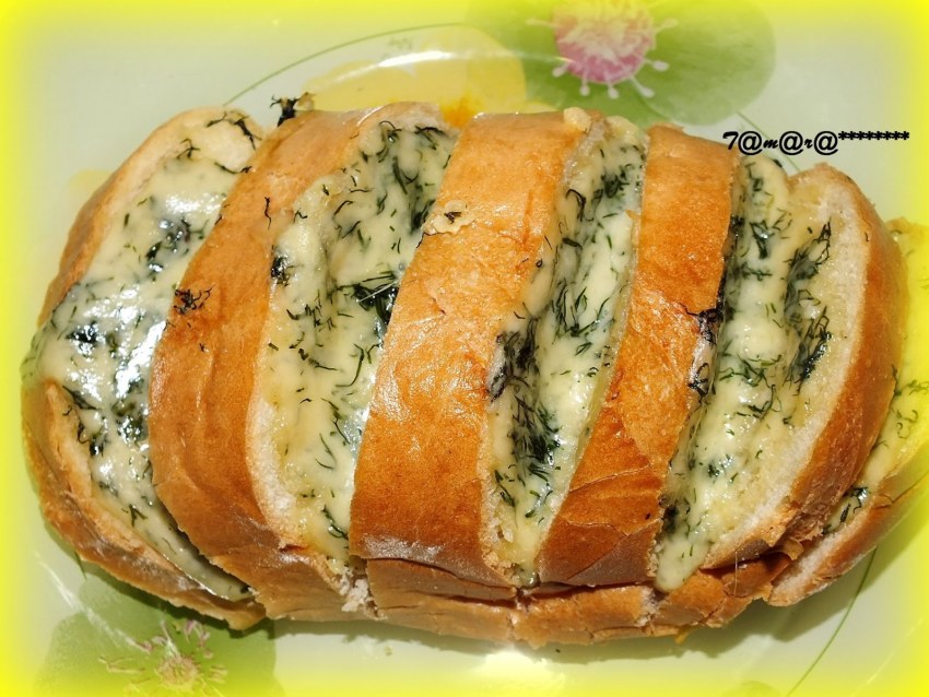 Батон с сыром и чесноком в духовке