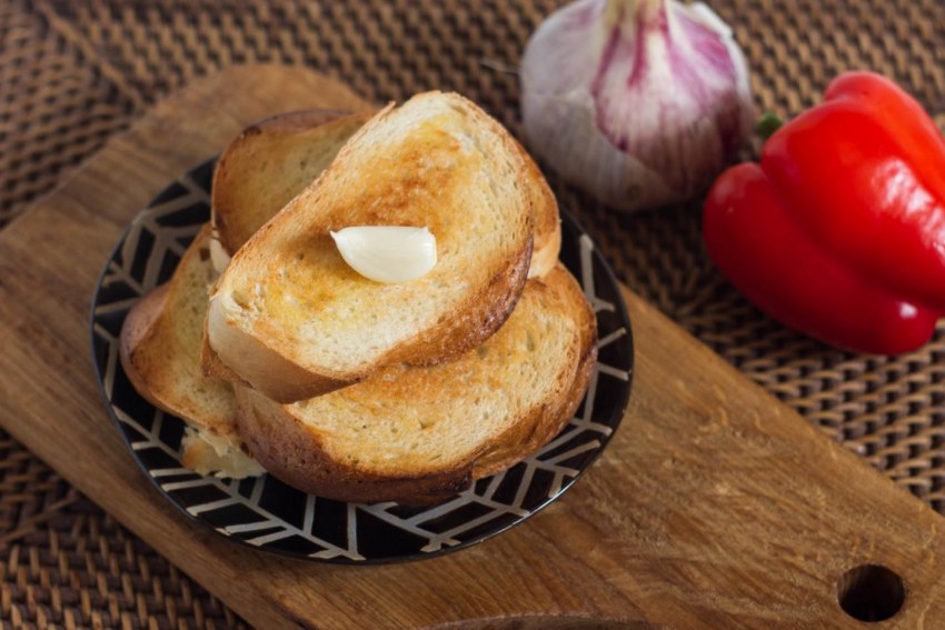 Чесночный багет с сыром