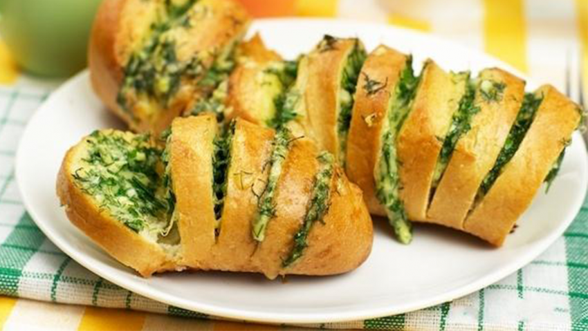 Батон запеченный с сыром и чесноком