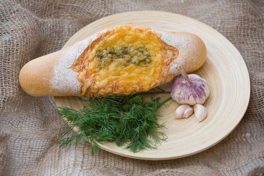 Лепешка с сыром чесноком батон