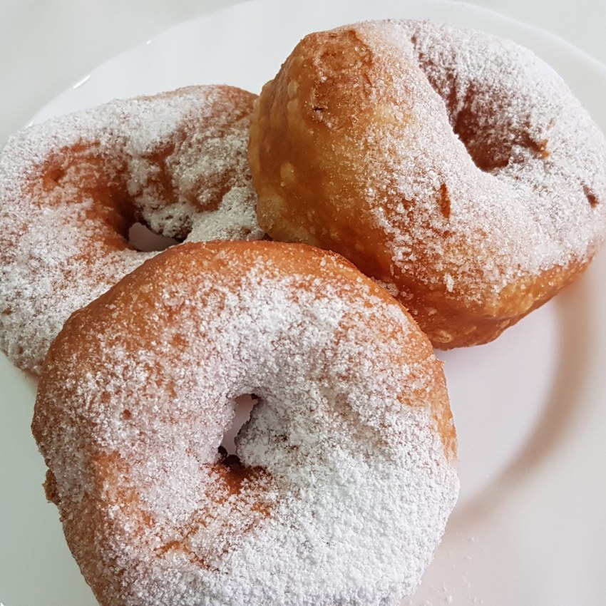 Пышки с сахарной пудрой
