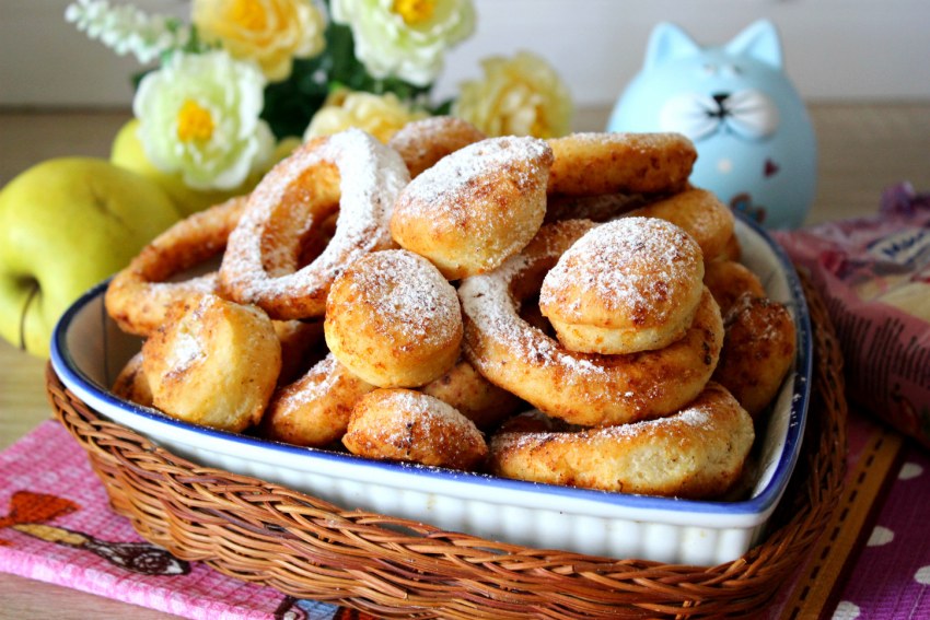 Пышки со сметаной и сахаром