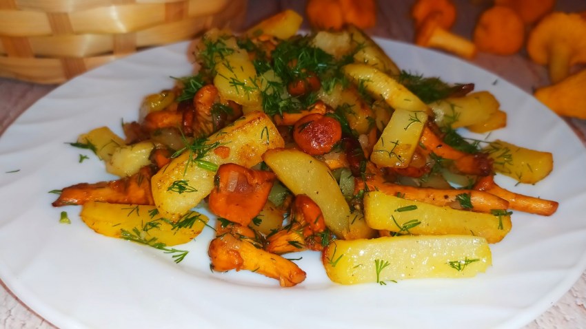 Жареная картошка с лисичками
