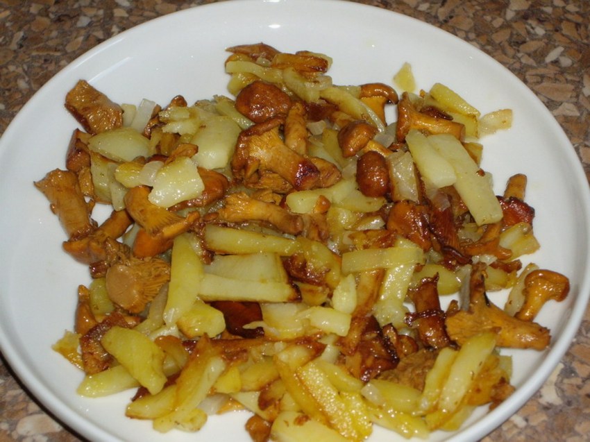 Жареная картошка с грибами лисичками и луком