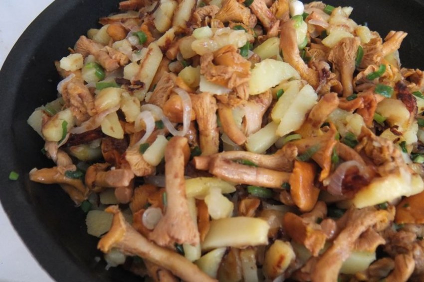 Картофель жаренный с грибами и луком