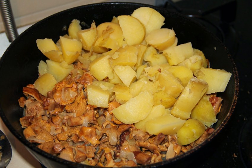 Жареная картошка с лисичками