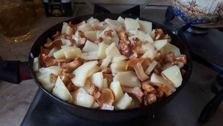Грибы лисички с картошкой
