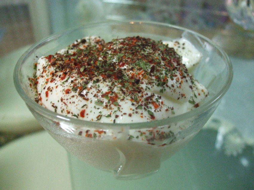 Йогурт с гранолой и фруктами
