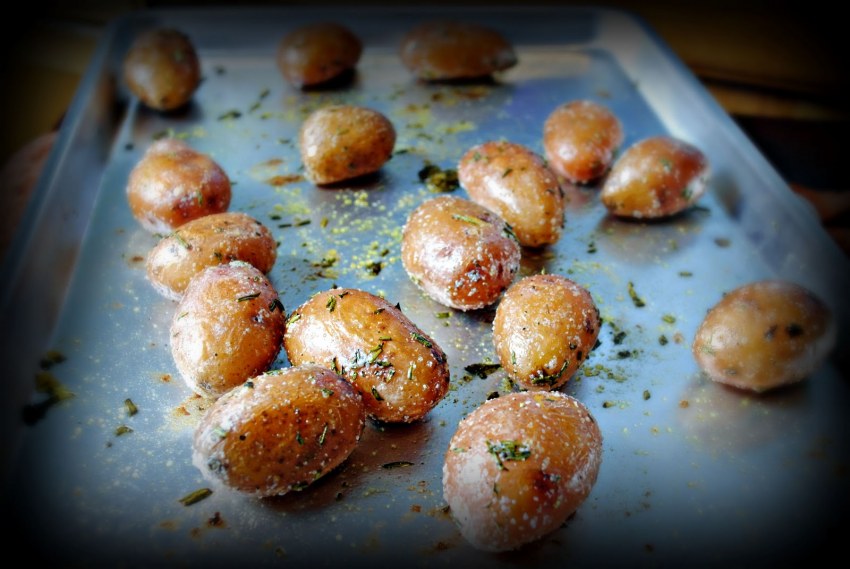 Картофель по деревенски с чесноком и розмарином