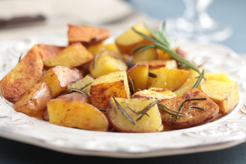 Печеный картофель с розмарином
