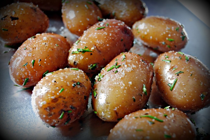 Картофель с беконом и розмарином