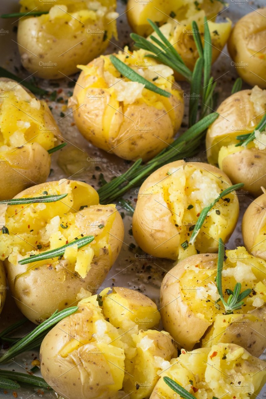 Молодой картофель, запеченный с розмарином