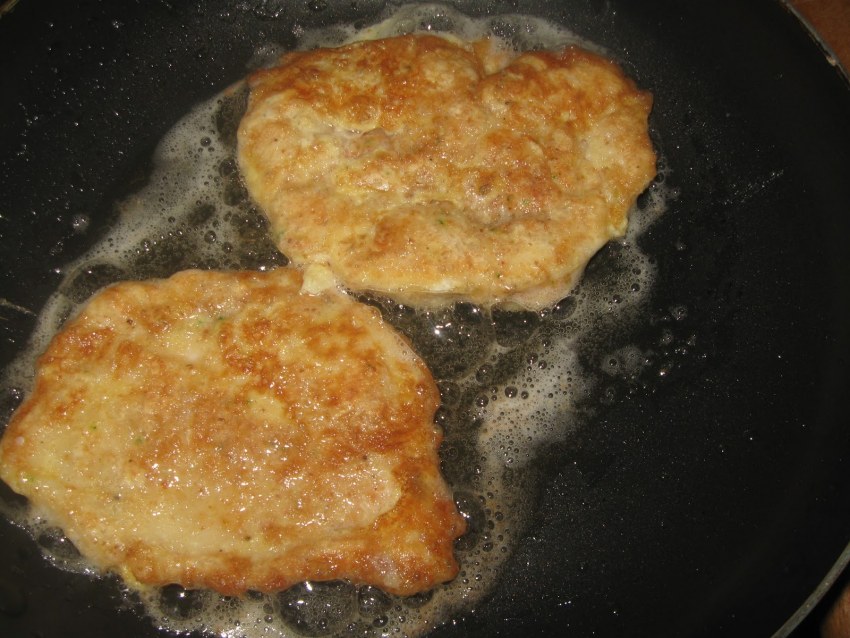 Отбивные из куриной грудки на сковороде