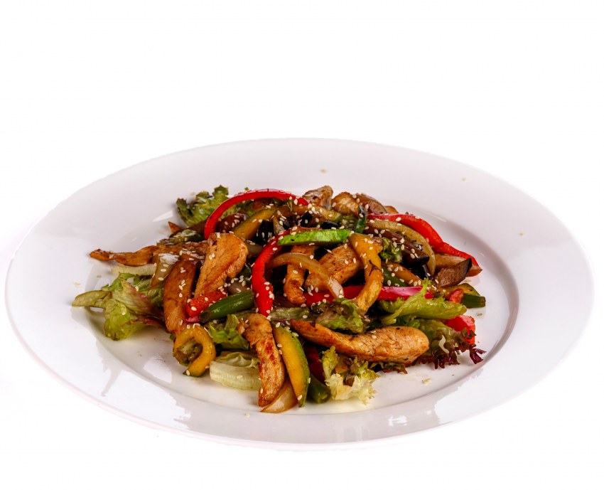 Теплый салат с говядиной и овощами и соевым соусом и кунжутом рецепт с фото