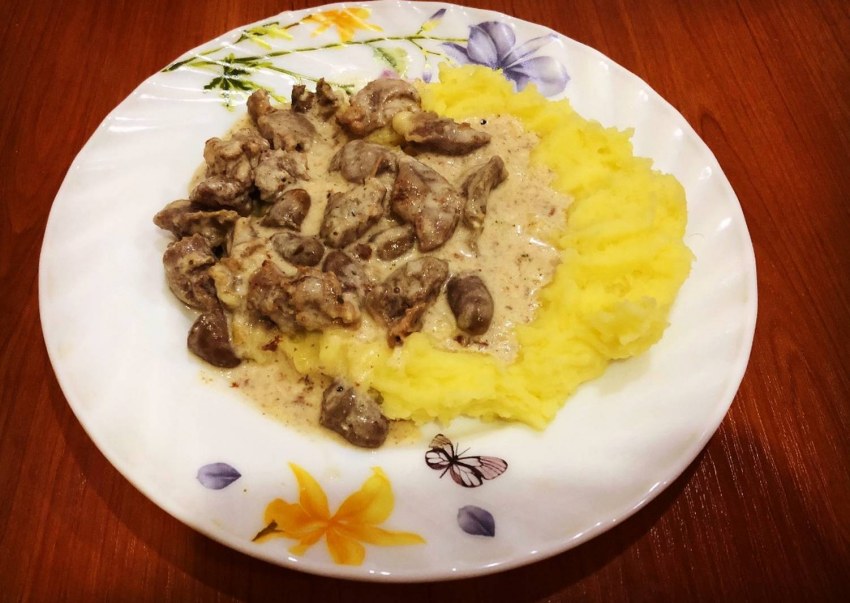 Сердечки куриные с желудками в сметане