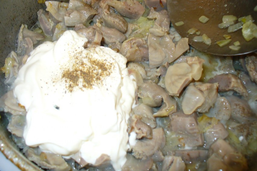 Куриные желудки в сметане