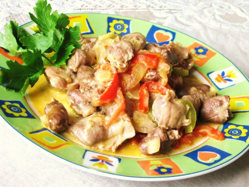 Куриные сердечки в сметане