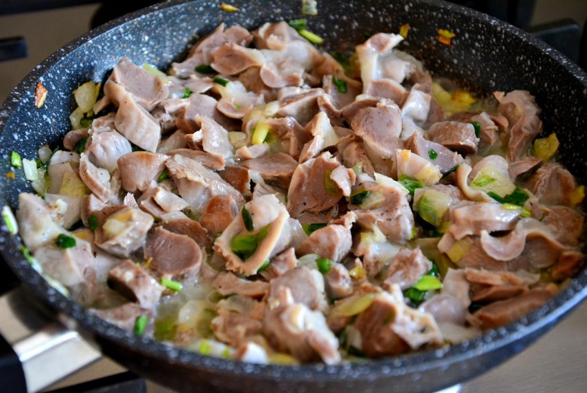 Куриные потрошка в сметанном соусе