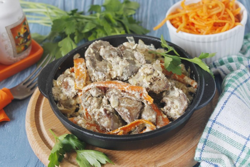 Куриные потроха в сметанном соусе