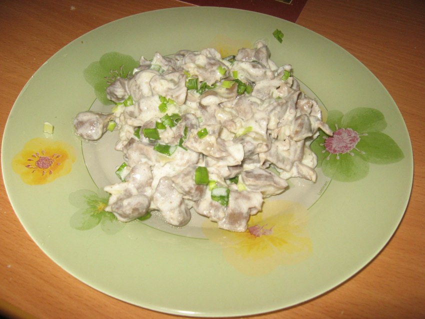 Куриные сердечки в соусе с картофельным пюре